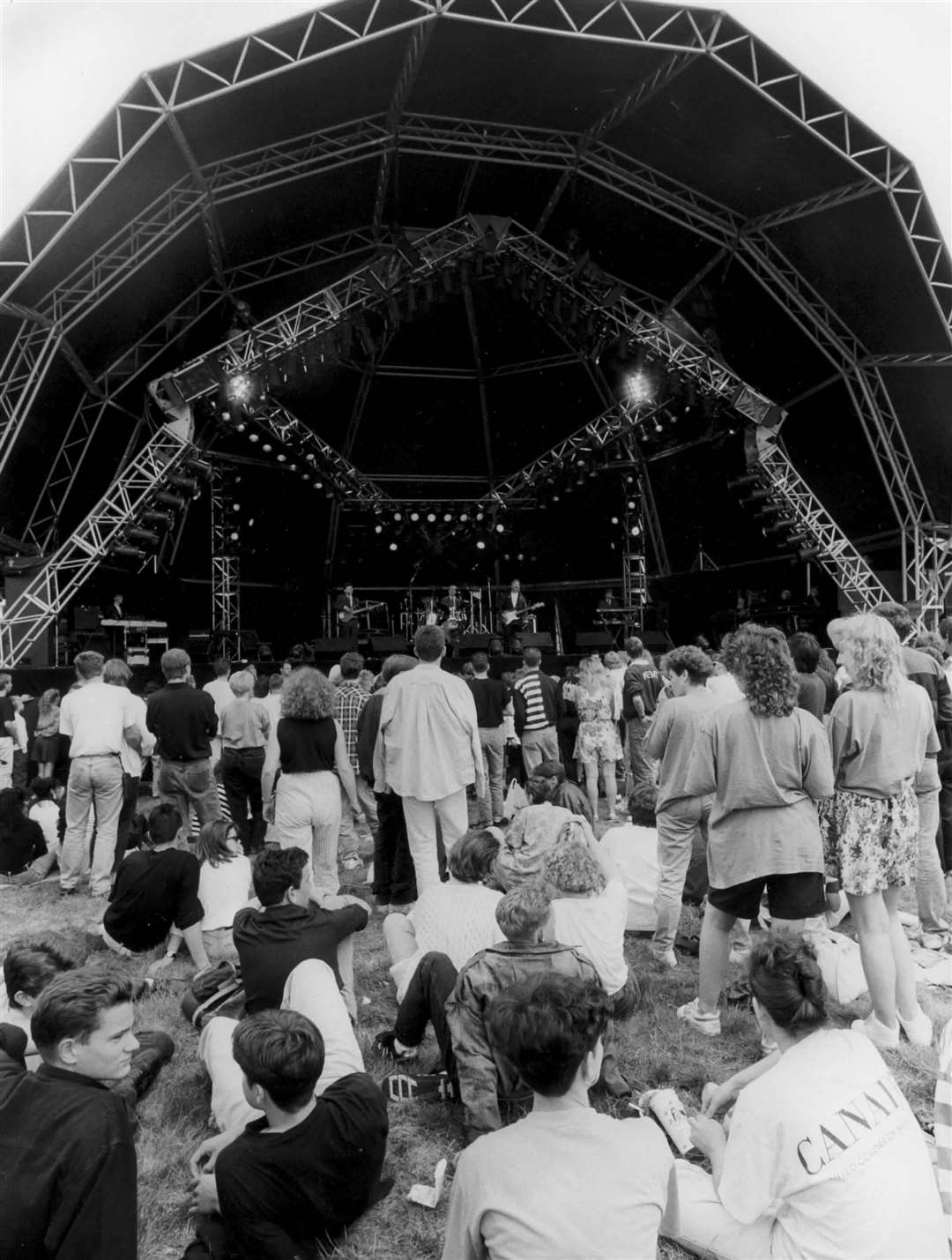 Crowds in front of the stage at Broome Park