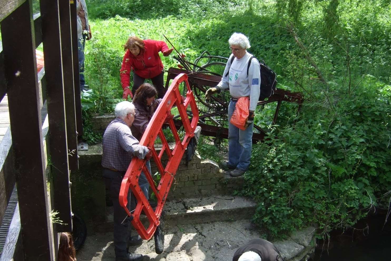 Volunteers removing rubbish from the Stour