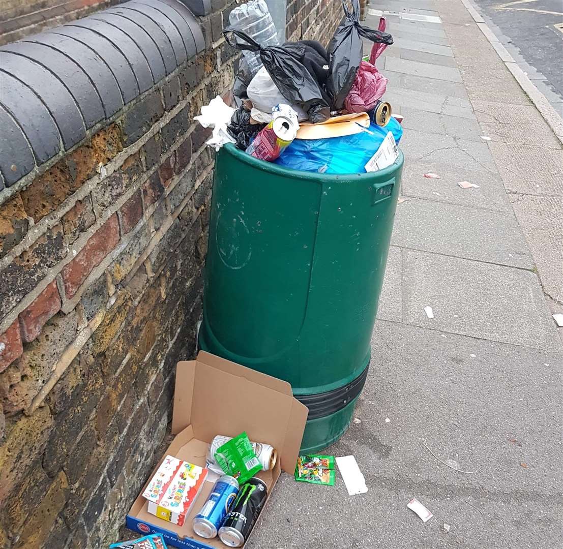 An unemptied bin in Dartford. Picture: Dartford Litterpickers (6426571)