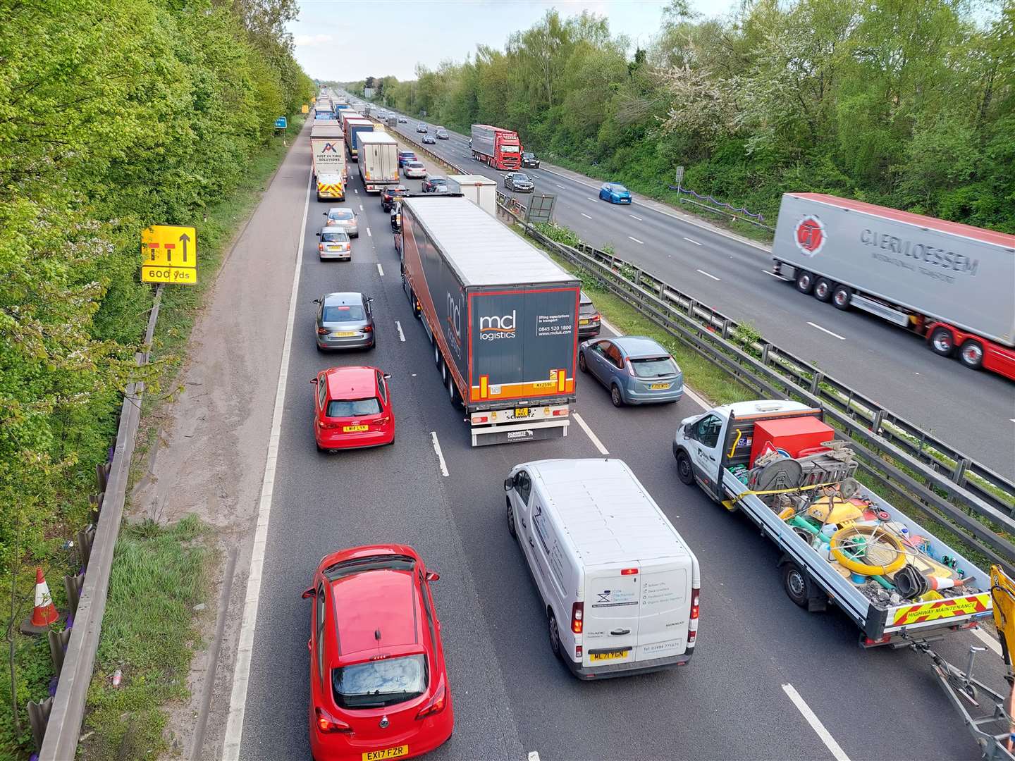 The queues this evening on the approach to the diesel spill site on the coastbound M20 between junctions 9 and 10 at Ashford