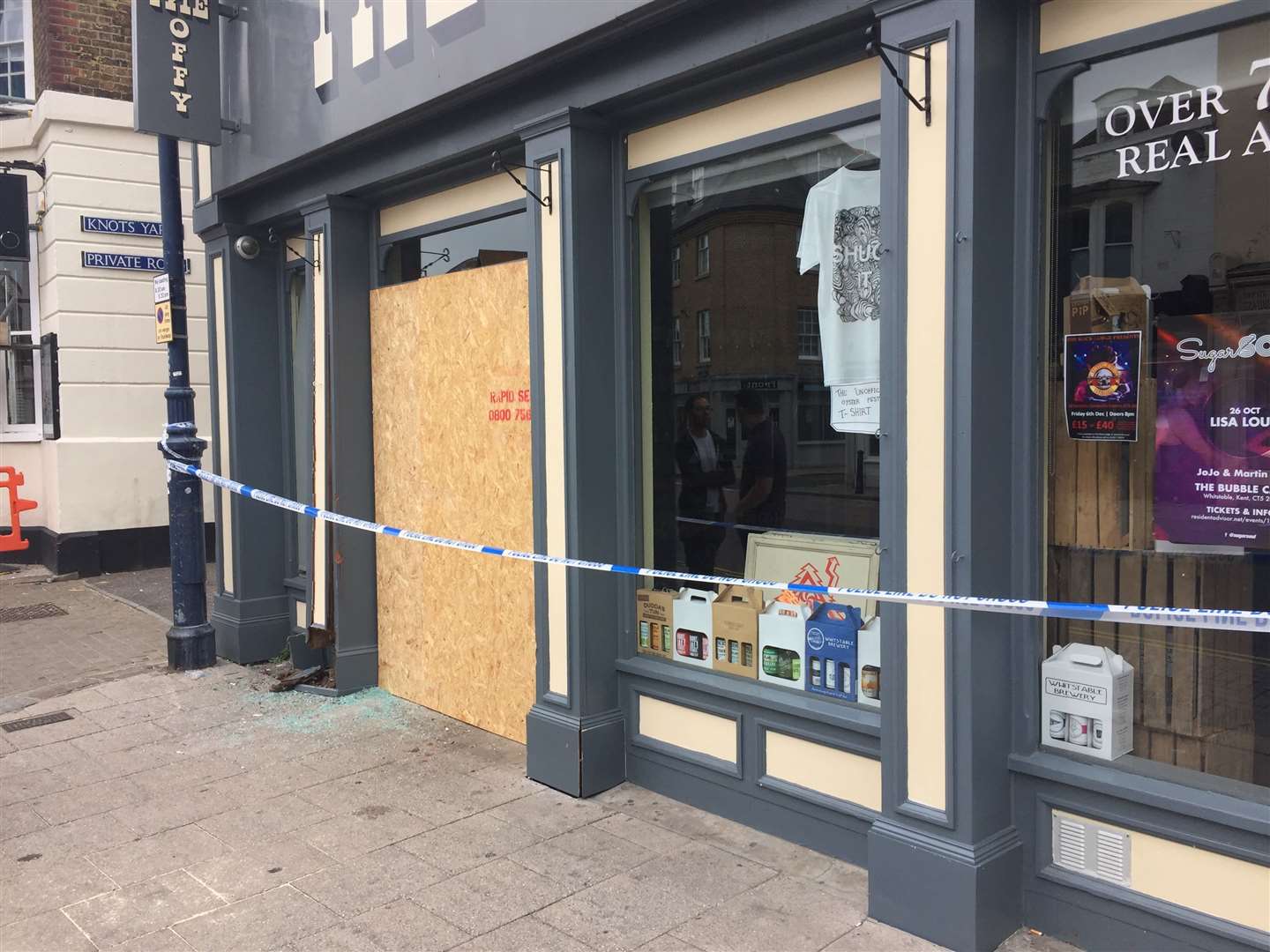 Police have taped off the off-licence (16705570)