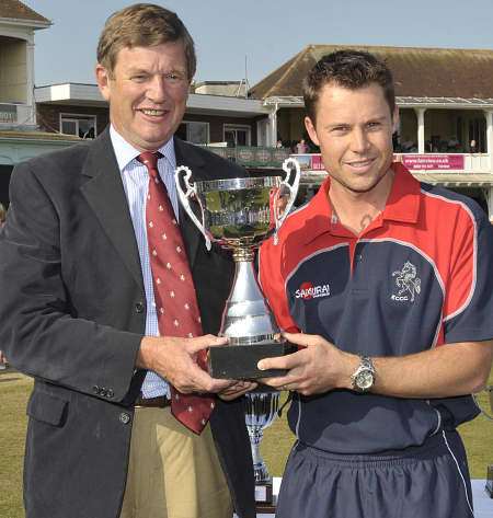 Geraint Jones receives his 2009 player-of-the-year trophy from Kent County Cricket Club President Carl Openshaw