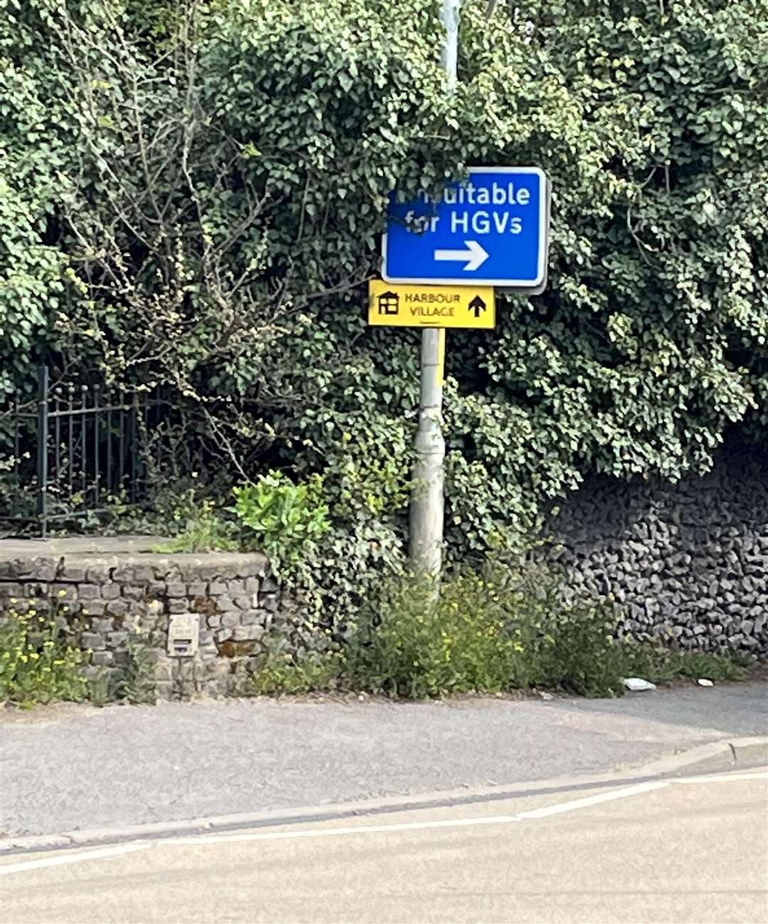 Signs diverting lorries at the juntion of Knockhall Road in Greenhithe