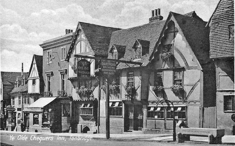 Ye Olde Chequers Inn in Tonbridge in 1924. Picture: dover-kent.com