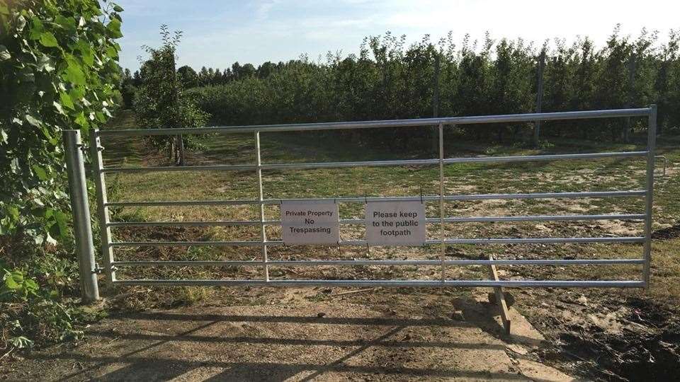 No access sign put up in to the Orchard off Pump Lane, Rainham (15181355)