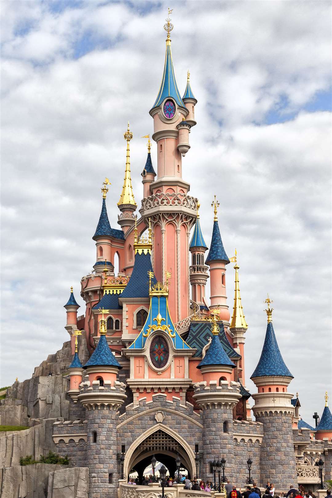 The dad and daughter visited Disneyland Paris