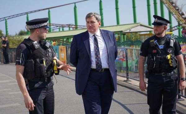 Minister Kit Malthouse discusses the new hot spot policing policy with officers in Southend