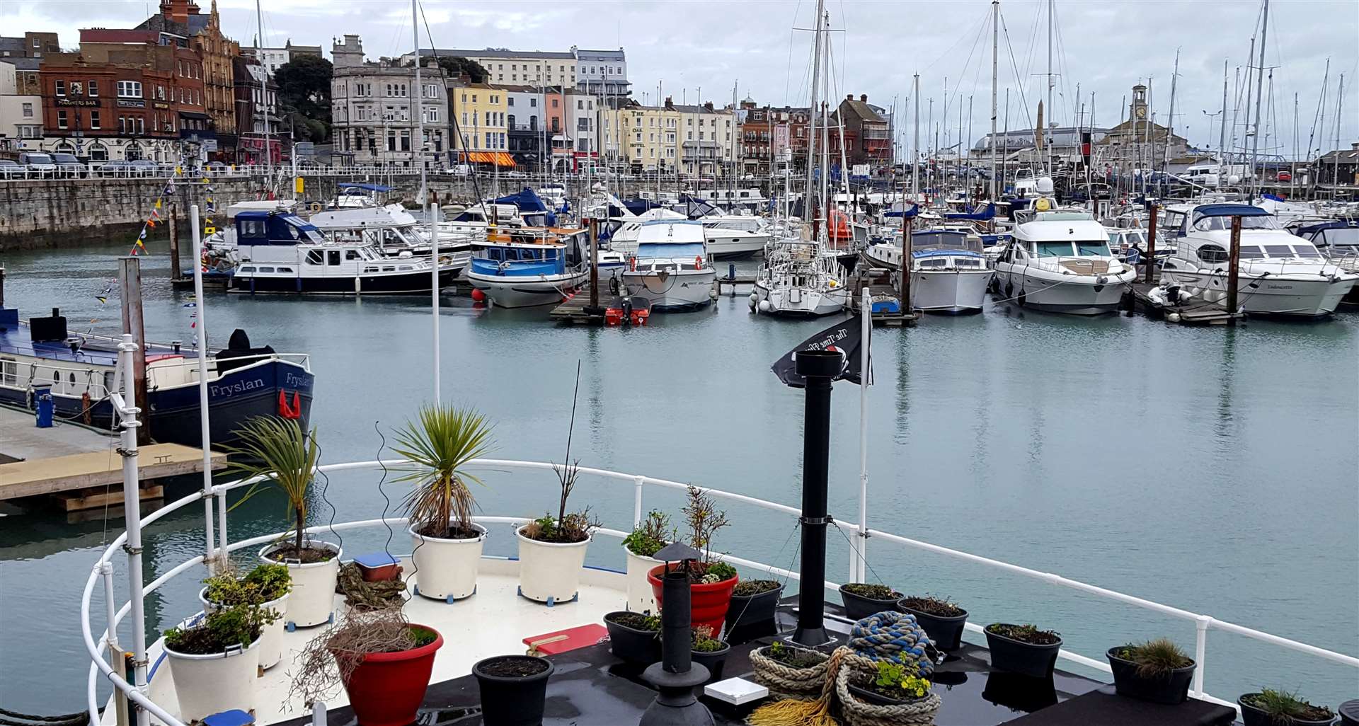 Ramsgate marina is overlooked by many bars and cafes (11648752)