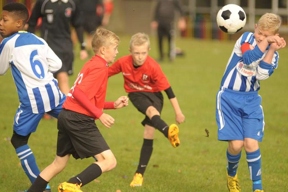 Thamsview Youth, in red, battle against Oak Athletic in Division 1 Picture: Steve Crispe