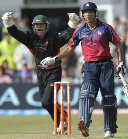 Azhar Mahmood watches as Rob Key is run out for Kent Spitfires against Leicestershire Foxes