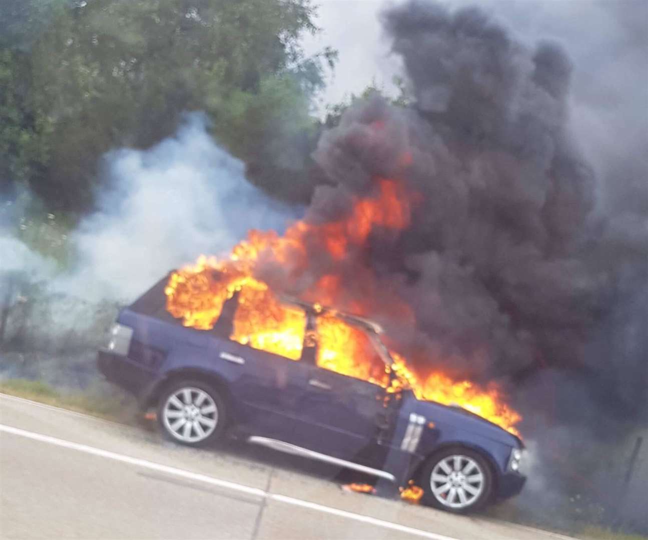 A section of the M20 is closed due to the burning Range Rover (14030048)