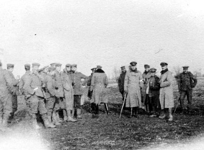 British and German Soldiers talking in no man's land in 1914