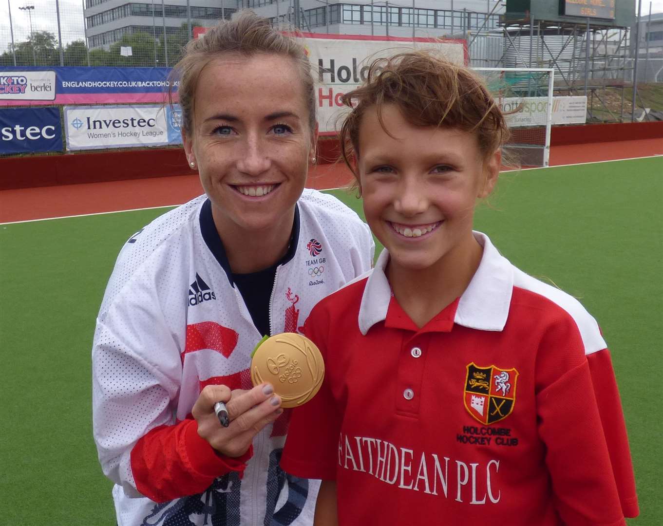 Izzy Shelley with former Holcombe player Maddie Hinch in 2016