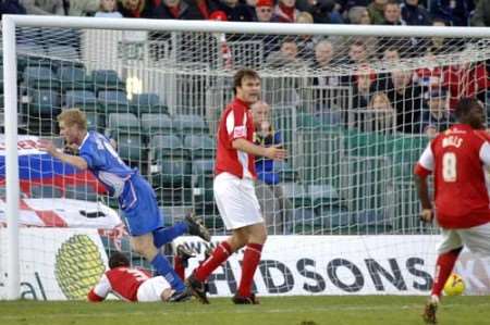 WINNER: Gary Mulligan grabs the points for the Gills in the first half. Picture: GRANT FALVEY