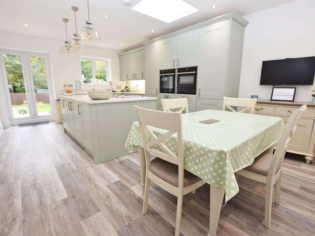 Quality light fixtures, hardwood floors and built-in appliances contribute to a modern kitchen. Photo: Zoopla