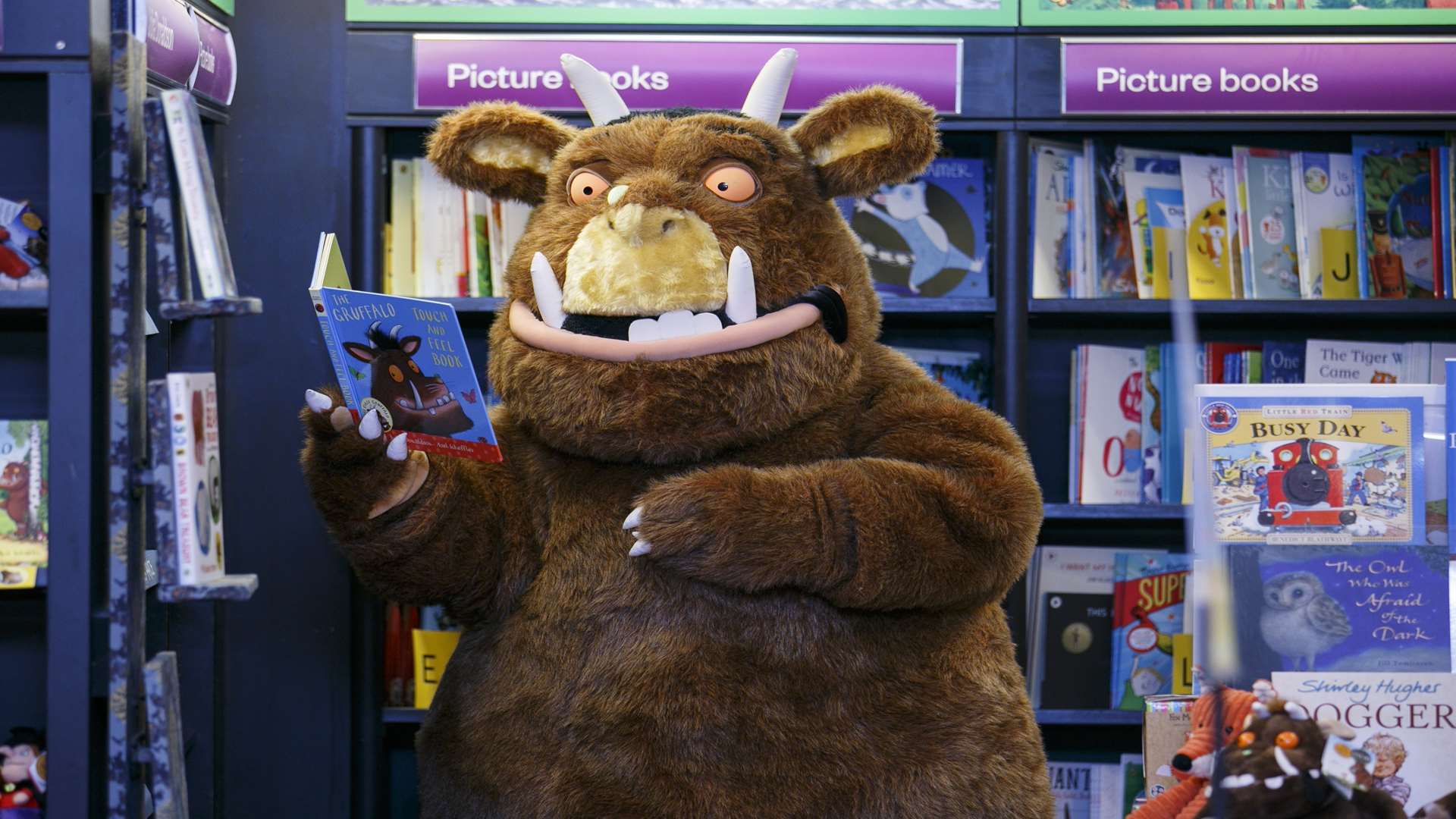 The Gruffalo catches up on his reading
