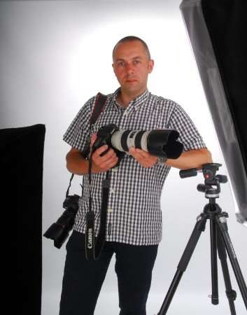 Photographer Mike Avery wants to take your picture to raise money for Demelza House.