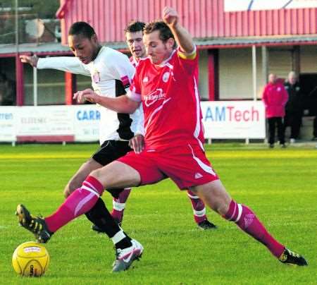 Hythe's Pat Kingwell on the stretch against Dulwich Hamlet.