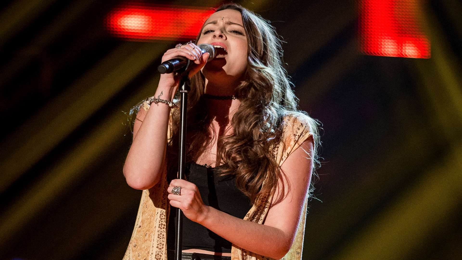 Hannah performing on The Voice.