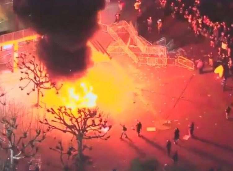 Students are reported to have started fires on UC Berkeley campus over plans for Milo Yiannopoulos to give a speech
