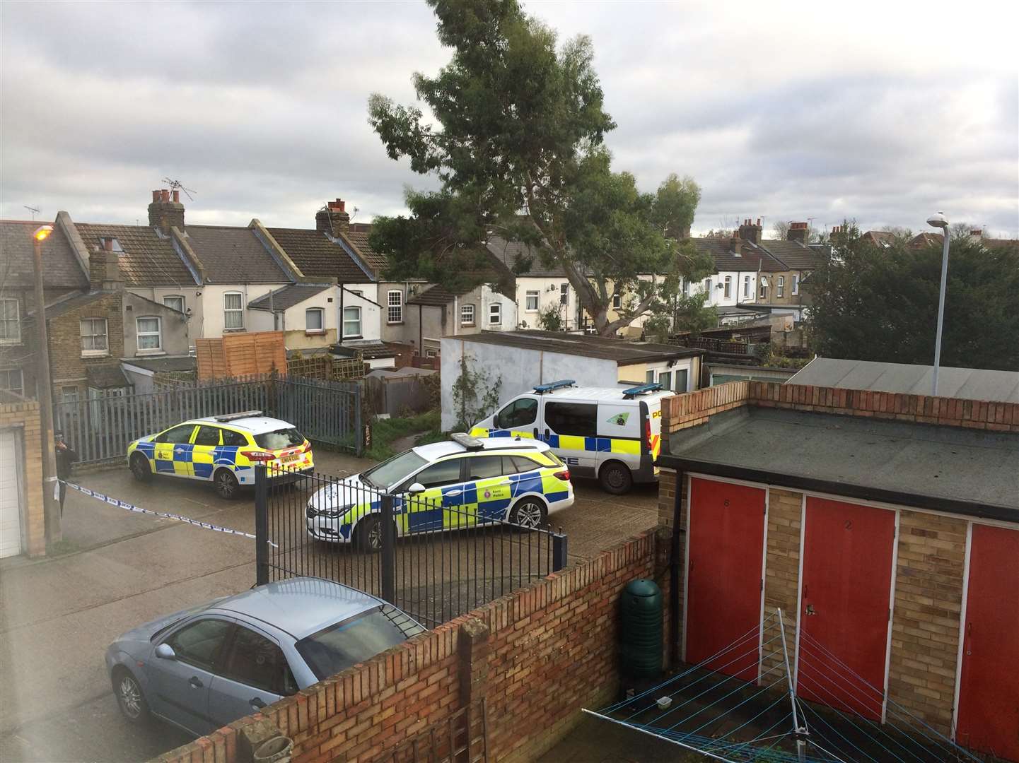 Police outside Thanet House in Napier Road, Northfleet (5725413)