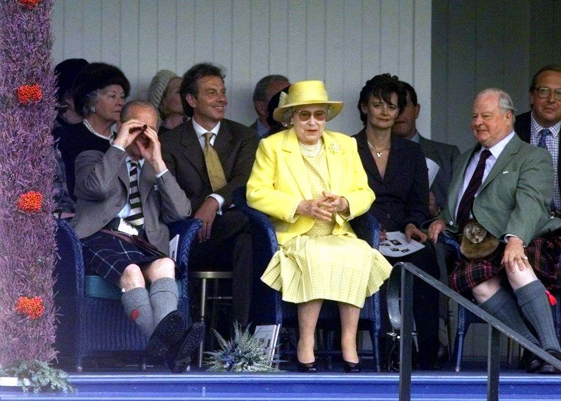 Tony Blair and the Queen watch the games at the Braemar Gathering in 1999 (Ben Curtis/PA)