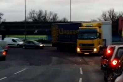 The lorry is seen making a u-turn on Avenue Jacques Faucheux