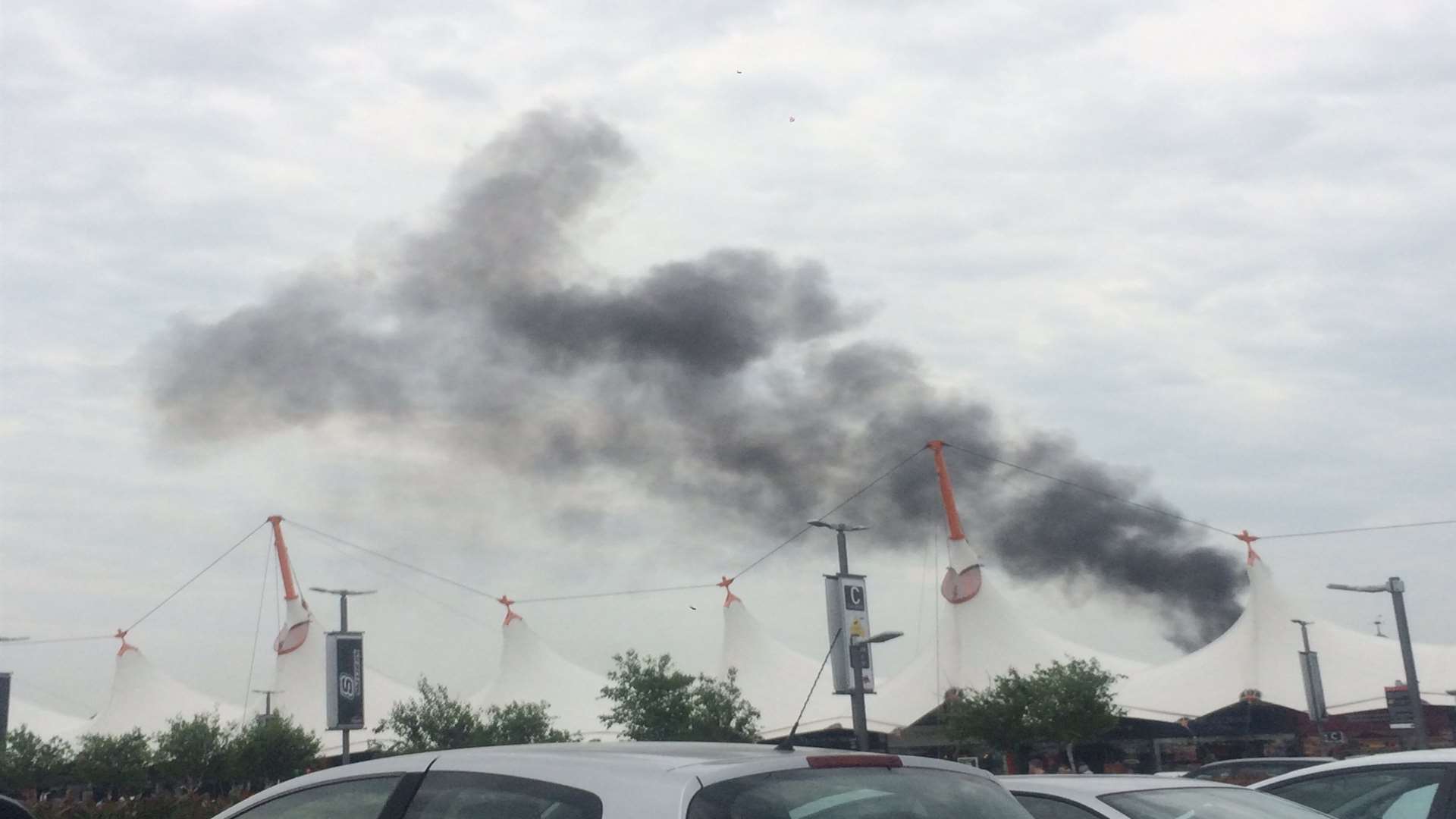 Smoke billowed into the air above the designer outlet. Picture: @mynameiszoeee on Twitter