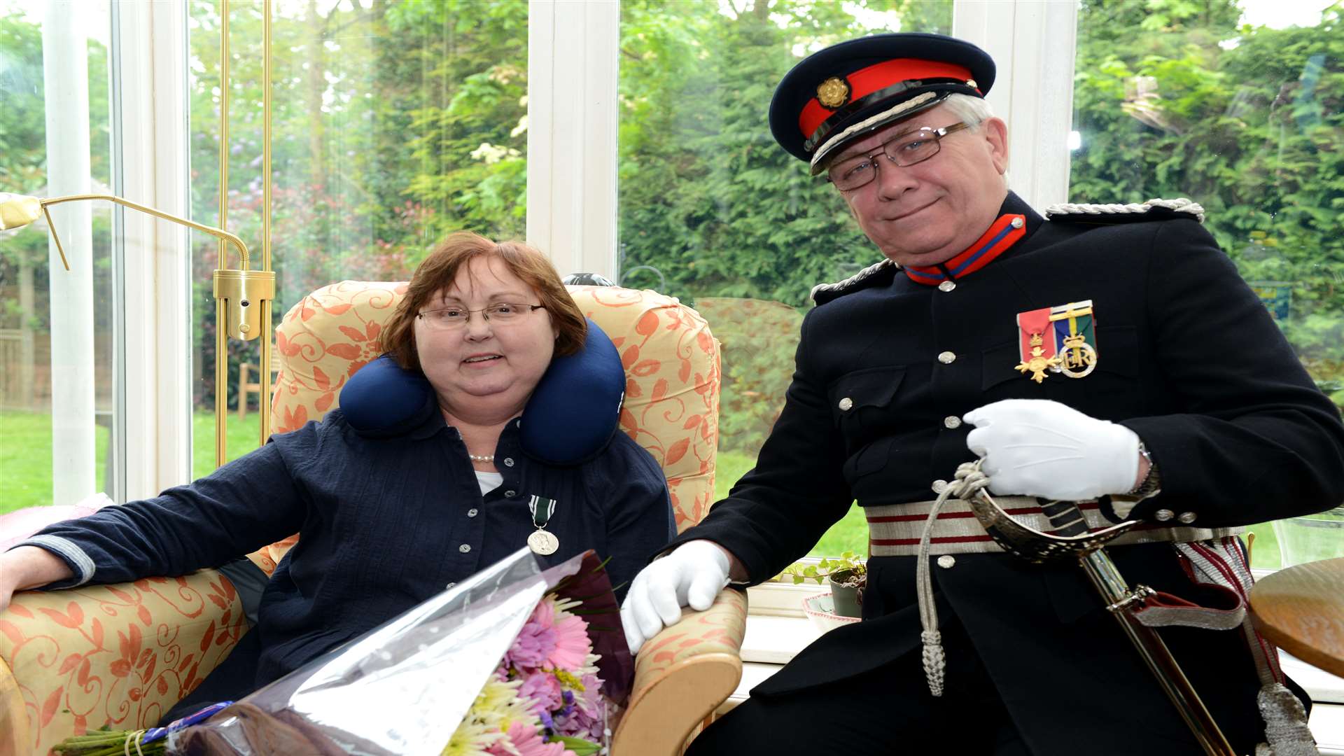 Lynn receiving her medal from Deputy Lieutenant of Bexley, Major David Hewer.