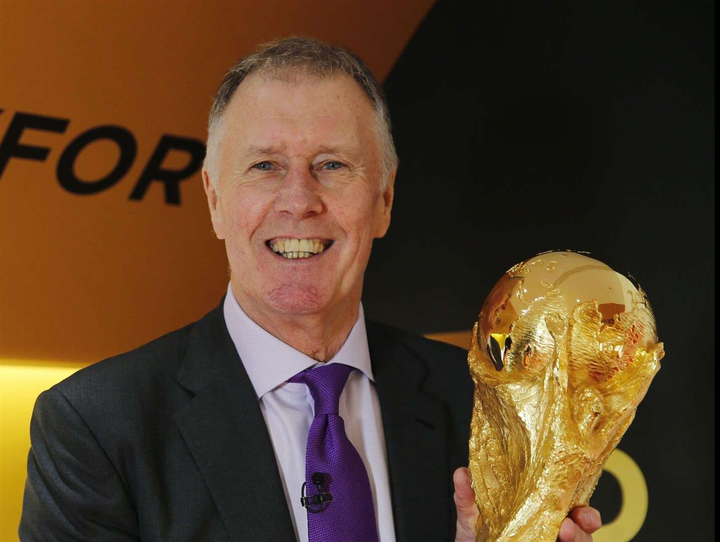 England's 1966 World Cup winner Geoff Hurst holds the FIFA World Cup trophy Photo: AP Photo/Alastair Grant