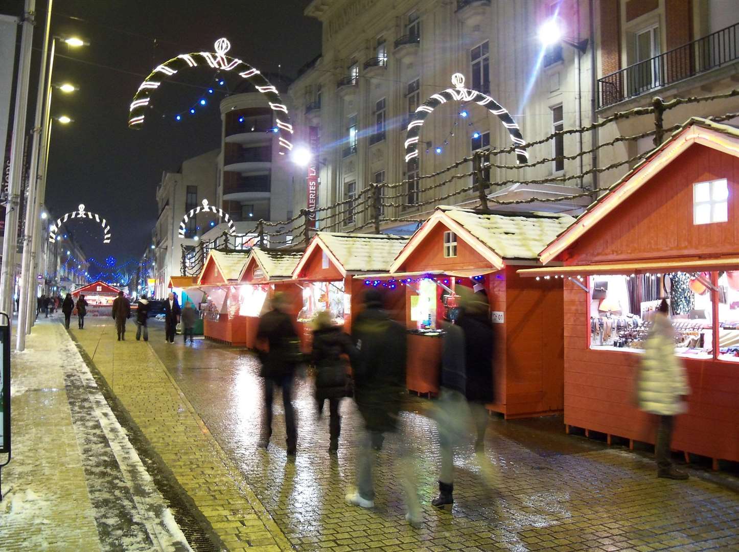 The Christmas stalls in Amiens are open every week day between 10.30am and 7pm except Mondays (from 2pm and 7pm). On Saturdays, the stalls stay open until 9pm.
