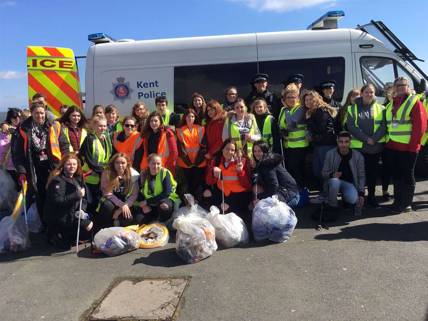 Broadstairs students hit the streets to take part in a community spring clean day (8288269)