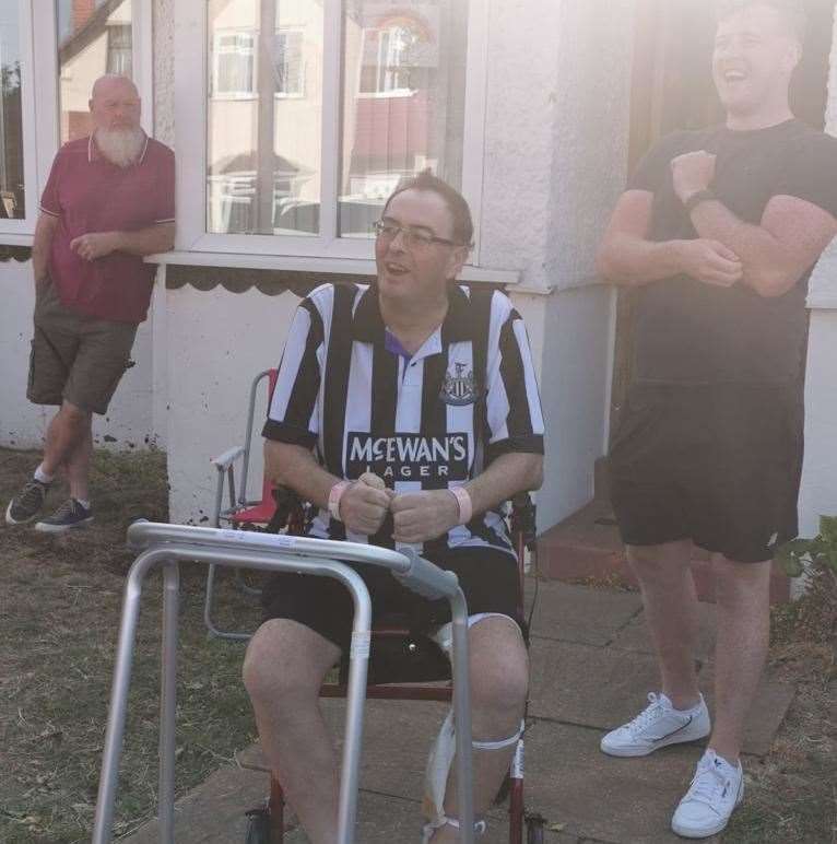 Keith returning home as his friends and neighbours lined his road to celebrate the end of his marathon stay in hospital