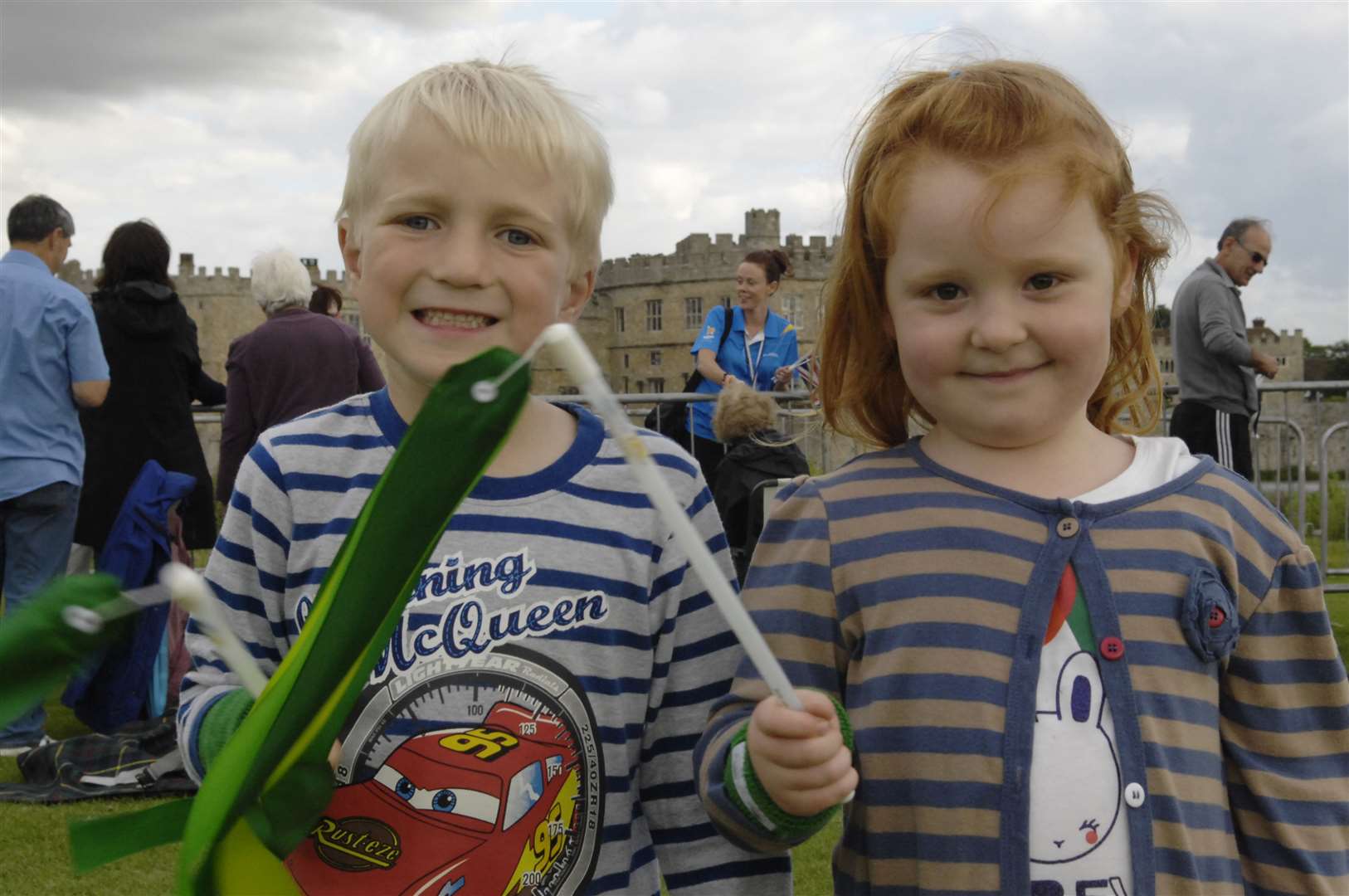 Thomas Harwood, four, and Ruby Scott, four, at Leeds Castle to see the torch