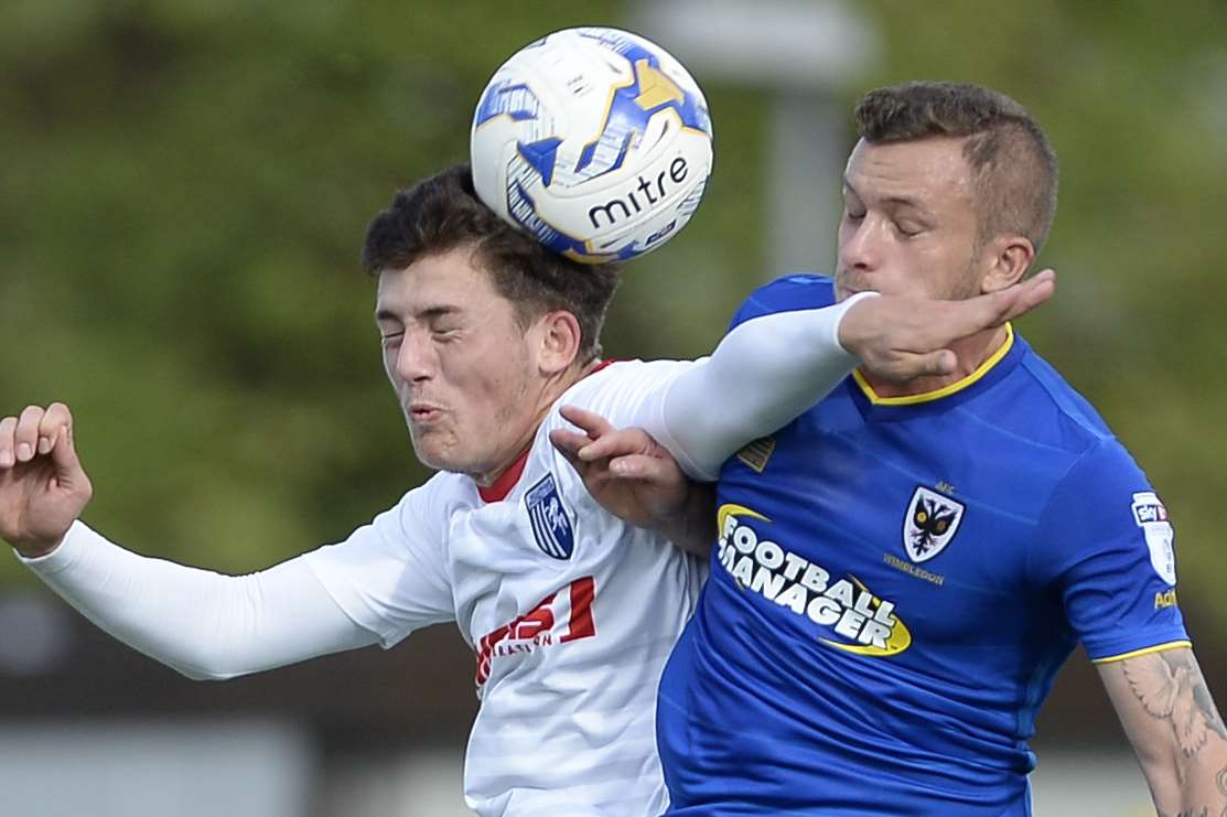 Darren Oldaker takes on Dean Parrett in the air Picture: Ady Kerry