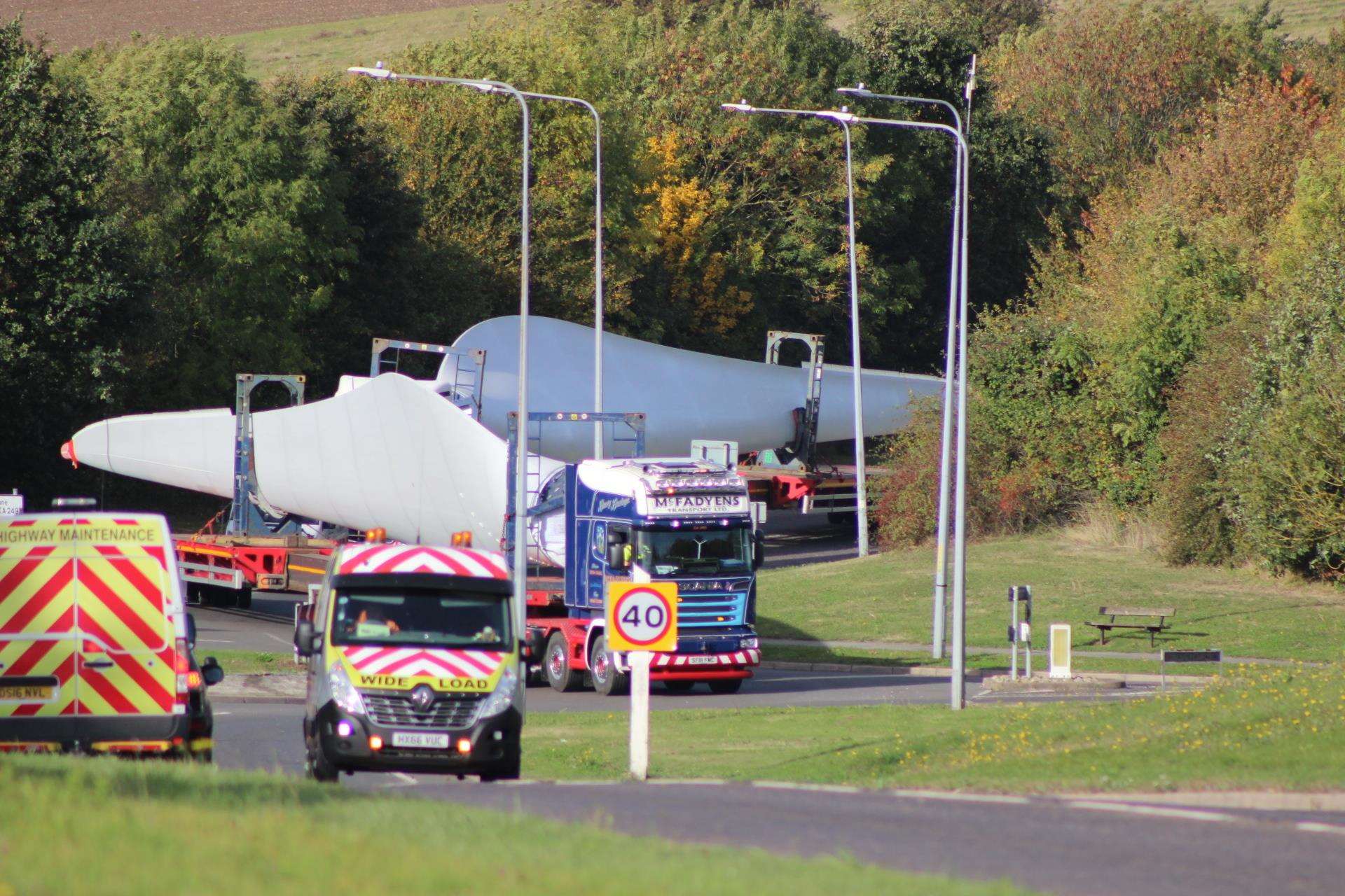 Turbine blades navigate prison roundabout at Eastchurch on the Isle of Sheppey (4761099)