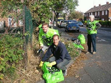 Cllrs Bill Esterson and Craig Mackinlay join residents on village clear-up