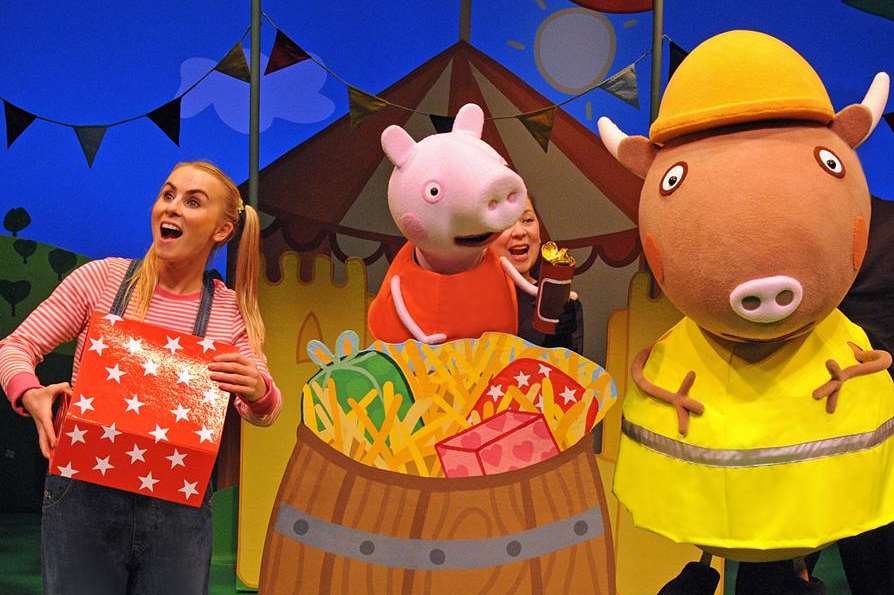 Daisy, Peppa Pig and Mr Bull at the lucky dip stall in Peppa Pig's Big Splash
