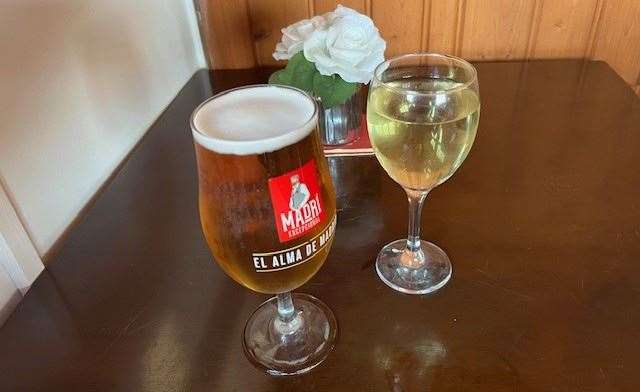 I started with a pint of Old Speckled Hen before shifting across to a Madri. Mrs SD stuck to her guns and stayed with the Sav Blanc.