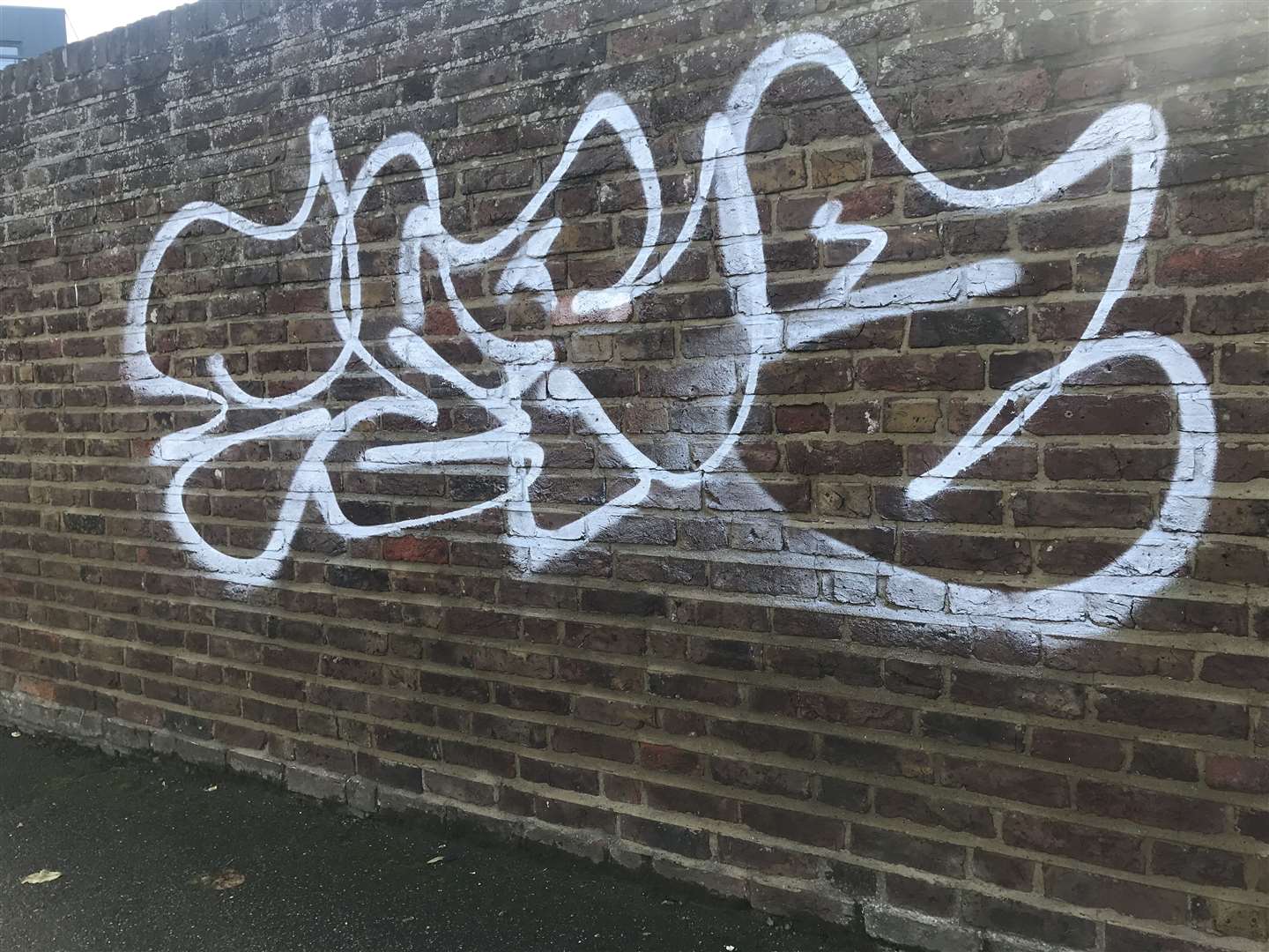 Graffiti in Avenue Road (19634647)