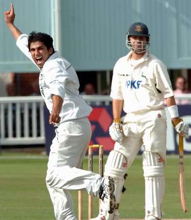 Amjad Khan successfully appeals for the wicket of Nott's Russell Warren. Picture by MATTHEW WALKER