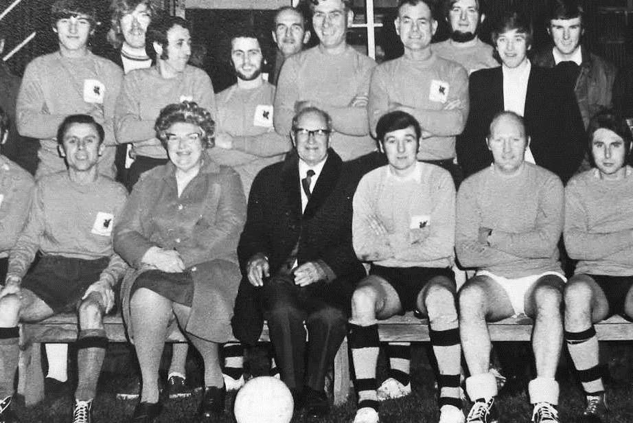 Percy Brown (centre) with the Chalk tavern Pub football team