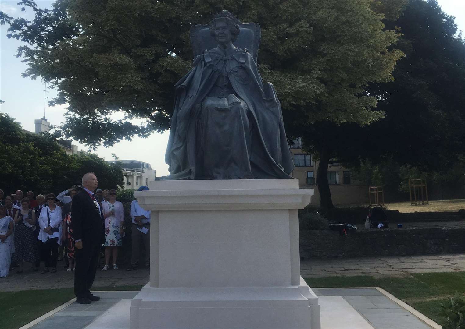 The Queen statue unveiled in Gravesend