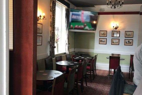 When it came to entertainment in the other bar there were three choices – 1 Listen to the guys at the bar moaning, 2 Silent snooker on the big screen, 3 Watch the paint dry