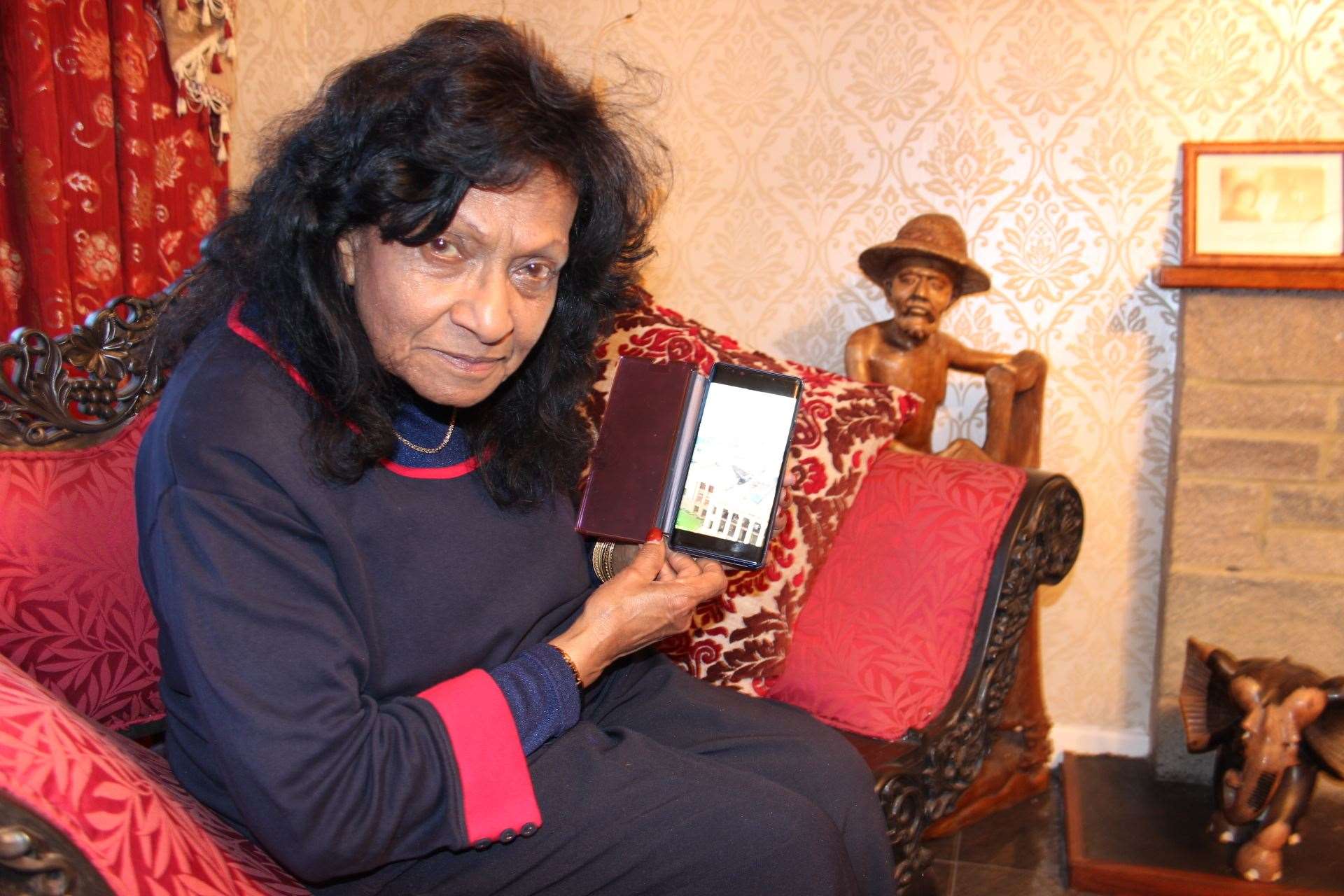 Padmini Nissanga of Warden, Sheppey, with video on her mobile phone (9301028)