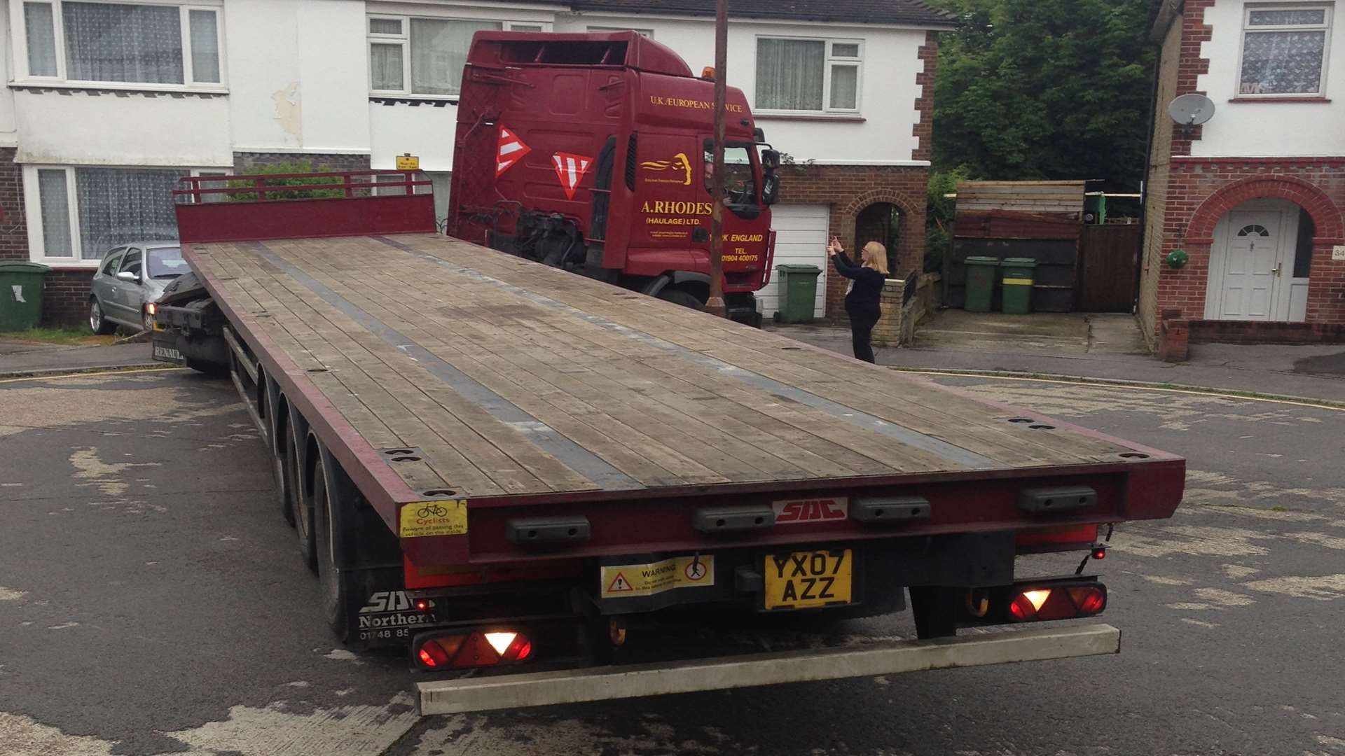 The flatbed truck lodged in the turning circle