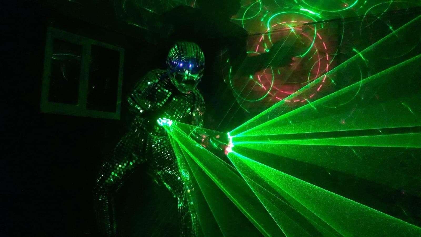 'Mirror Man' will fire up his lasers this weekend