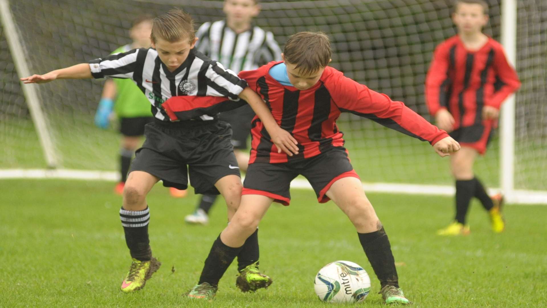 Meopham Colts keep Real 60 Panthers at bay in Under-12 Division 1. Picture: Steve Crispe
