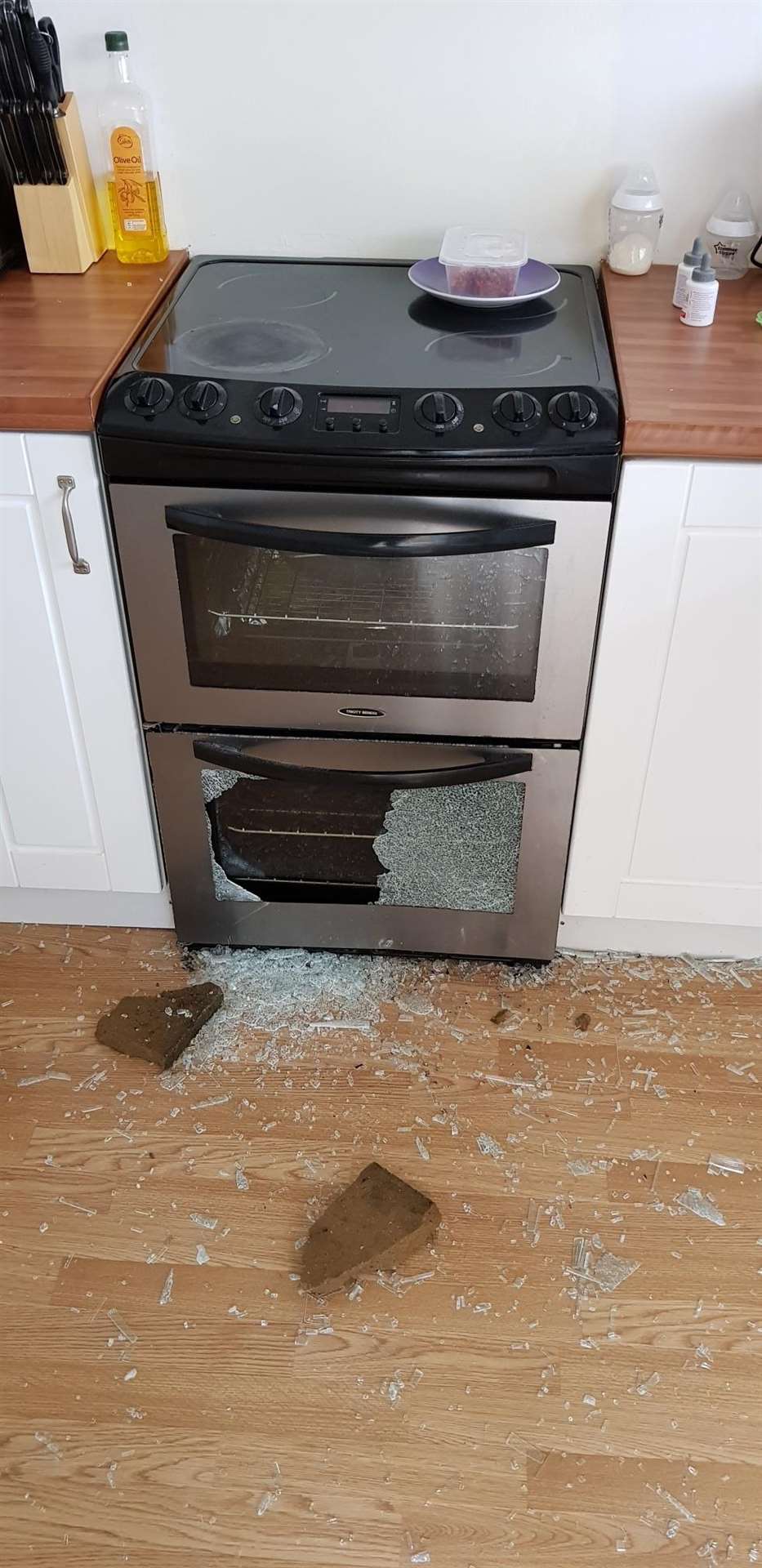 The couple's cooker was also smashed (5931338)