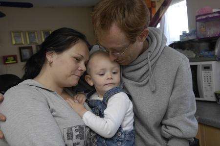 Riley Leach, who bit into a Vanish liquid tablet, with his mum Layla and dad David